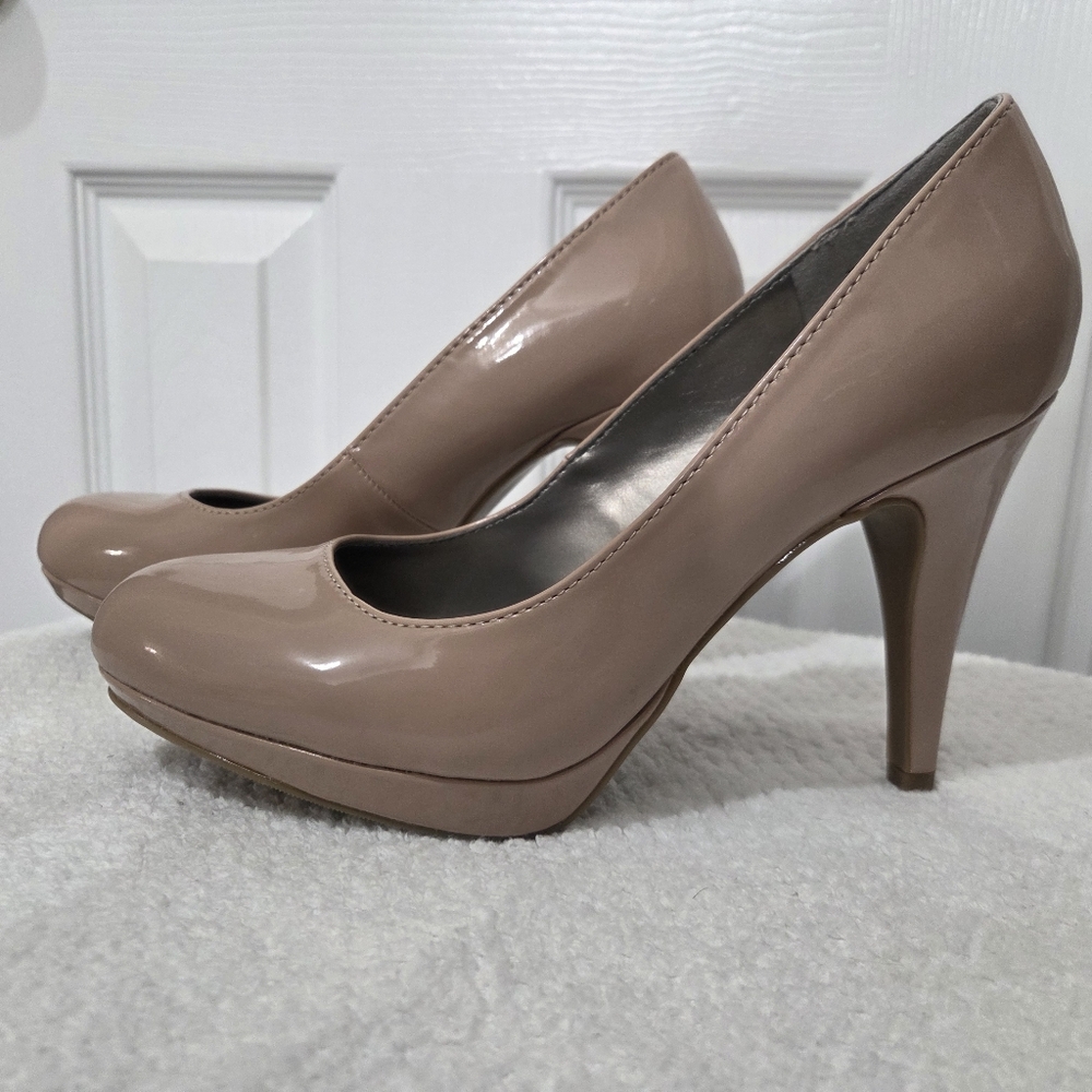 Classy Nude Neutral Patent Leather High Heels NWT size 7